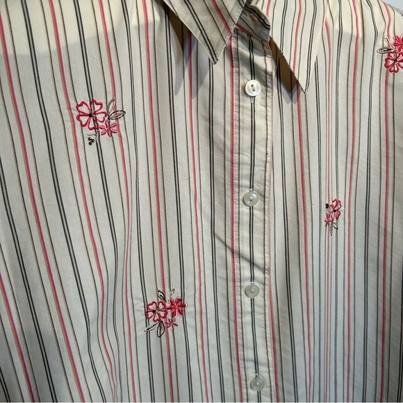 Tailored Button Front Floral Embroidery Top Size 20W - Picture 8 of 9